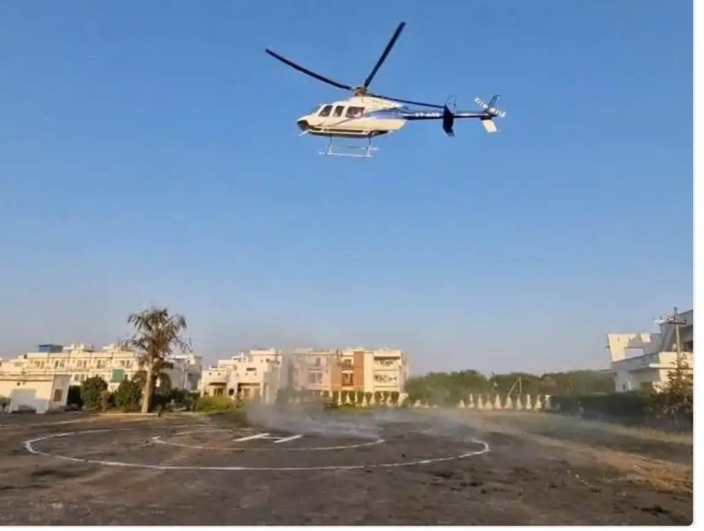 A wedding procession arrived from the sky the groom descended from a helicopter To fulfill his fathers dream groom Gurusevak arrived in Karnal by helicopter